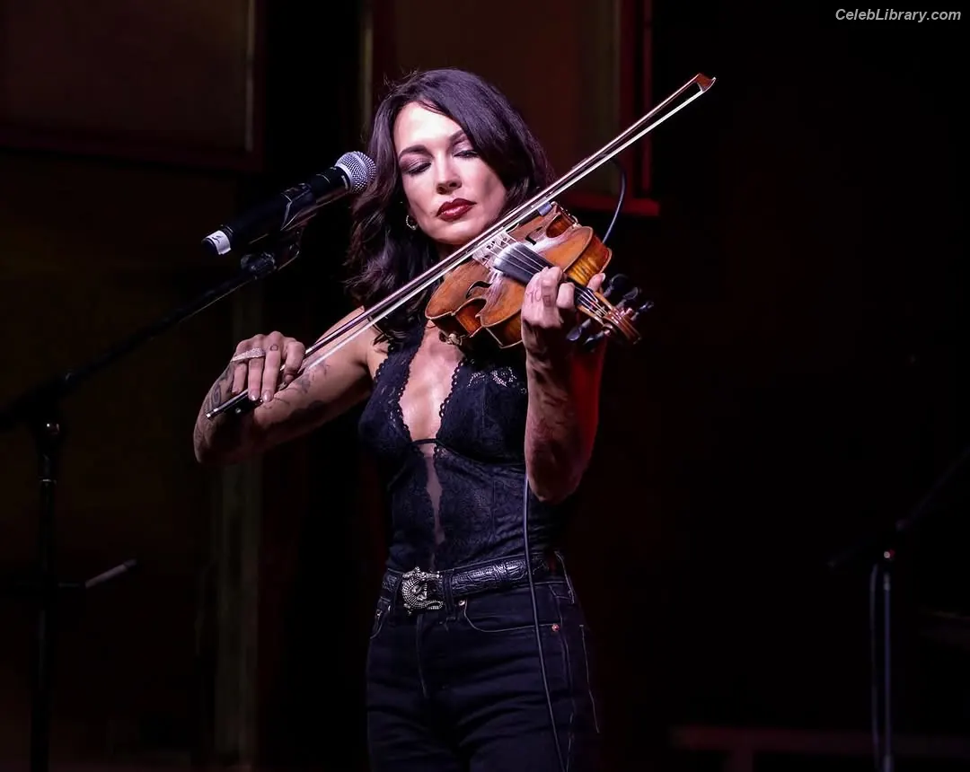 Amanda Shires photo 9 of 138