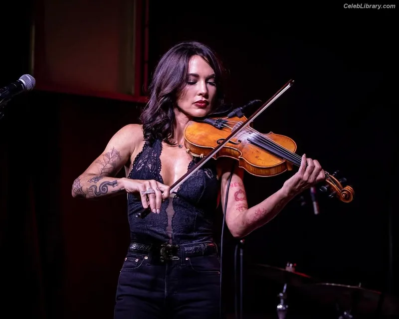 Amanda Shires photo 7 of 139