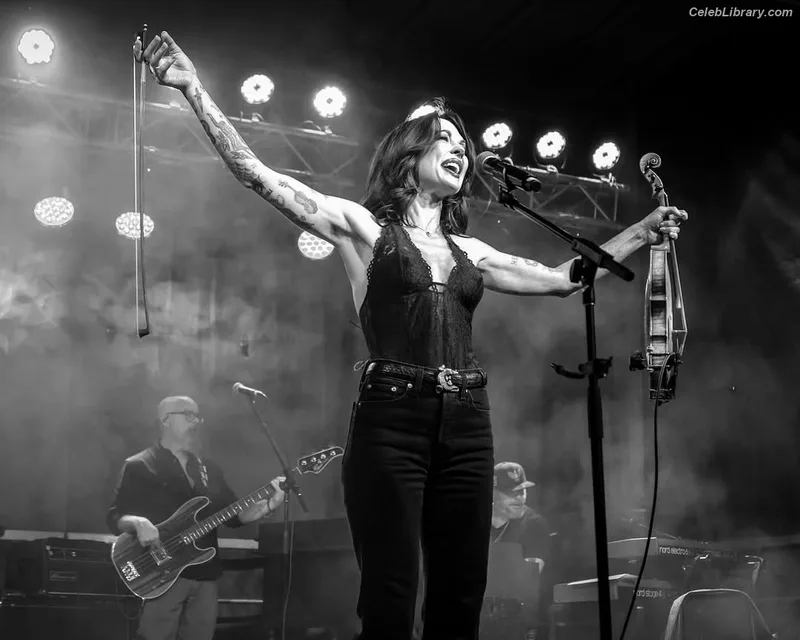 Amanda Shires photo 8 of 139