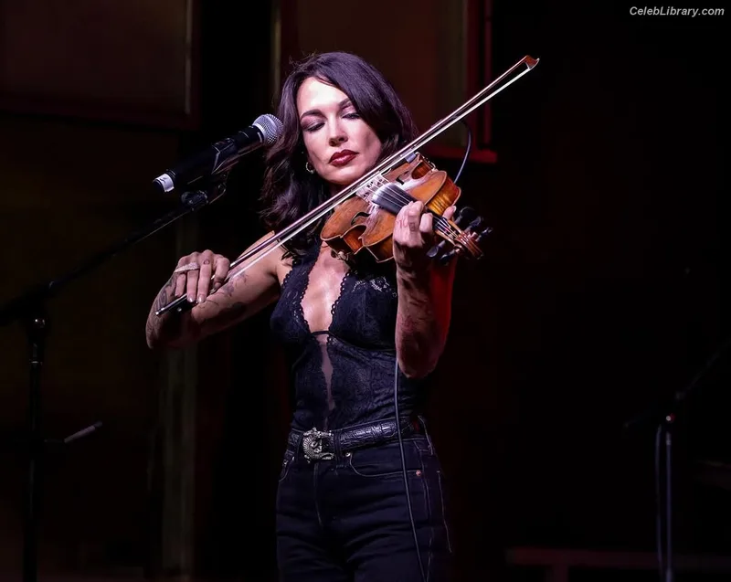 Amanda Shires photo 9 of 139