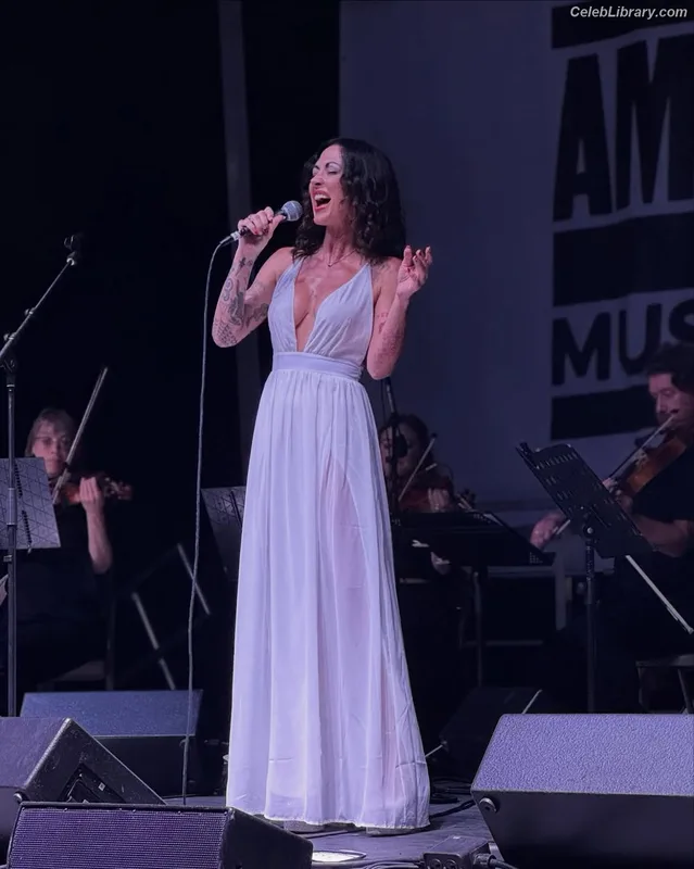 Amanda Shires photo 10 of 139