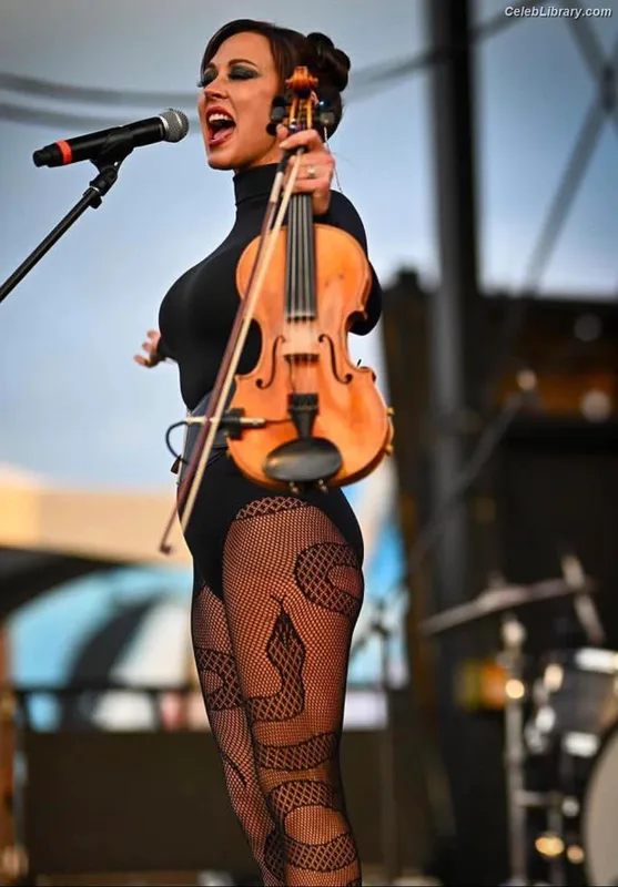 Amanda Shires photo 4 of 139