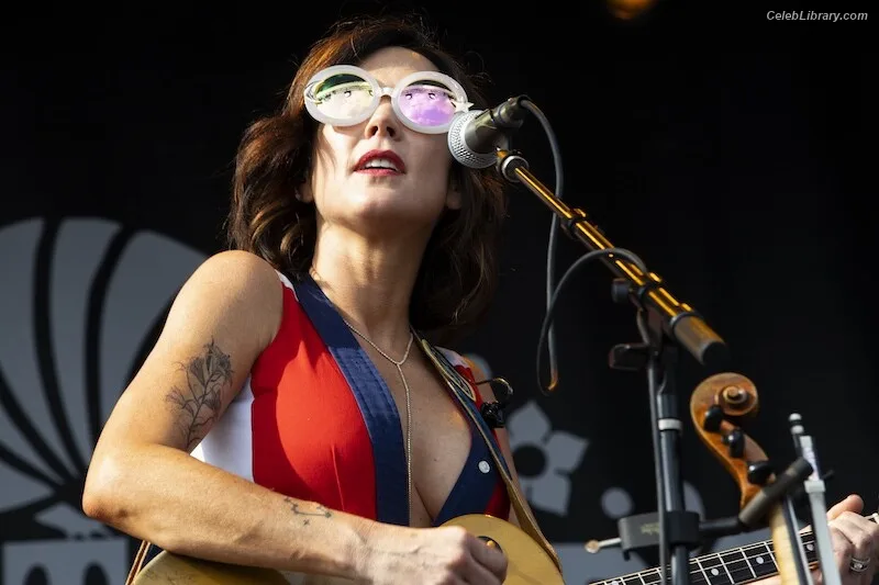 Amanda Shires photo 5 of 139