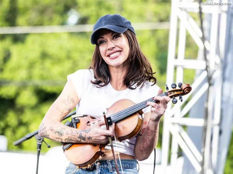 Amanda Shires photo 8 of 139
