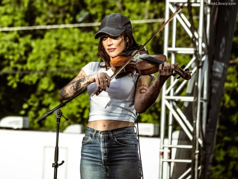 Amanda Shires photo 9 of 139