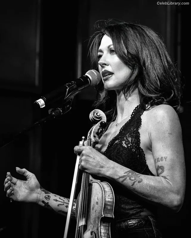 Amanda Shires photo 1 of 139