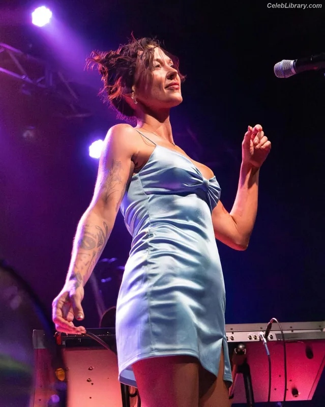 Amanda Shires photo 3 of 139