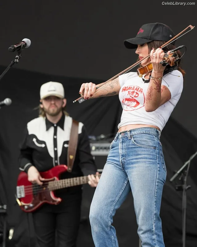 Amanda Shires photo 14 of 139
