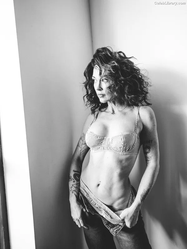 Amanda Shires photo 2 of 139