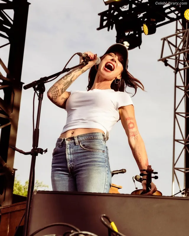 Amanda Shires photo 2 of 139