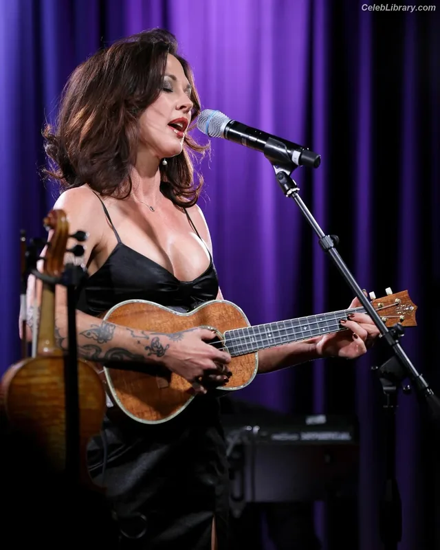 Amanda Shires photo 11 of 139