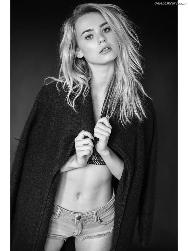Amber Davis photo 1 of 4