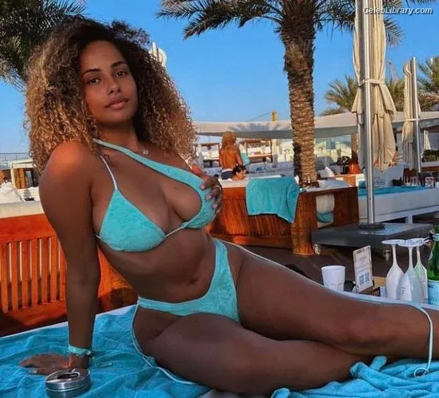 Amber Gill photo 2 of 13