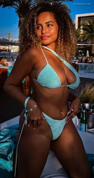 Amber Gill photo 3 of 13
