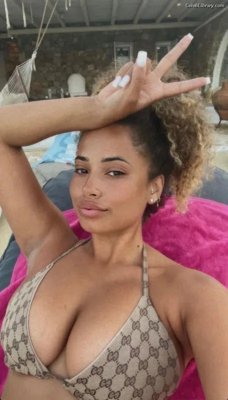 Amber Gill photo 12 of 13