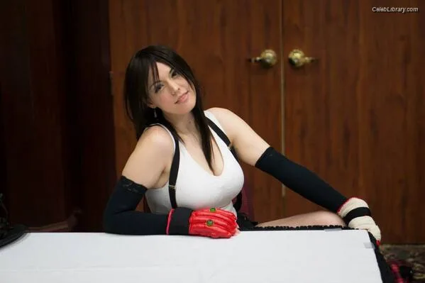 Amber Lee Connors photo 3 of 105