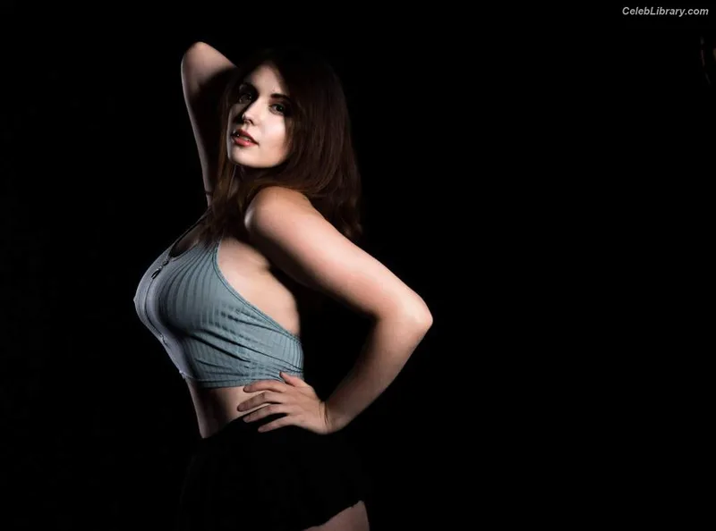 Amber Lee Connors photo 4 of 105