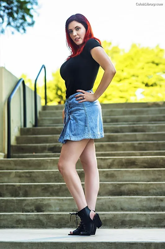 Amber Lee Connors photo 20 of 105