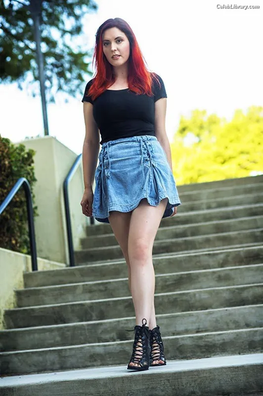 Amber Lee Connors photo 21 of 105