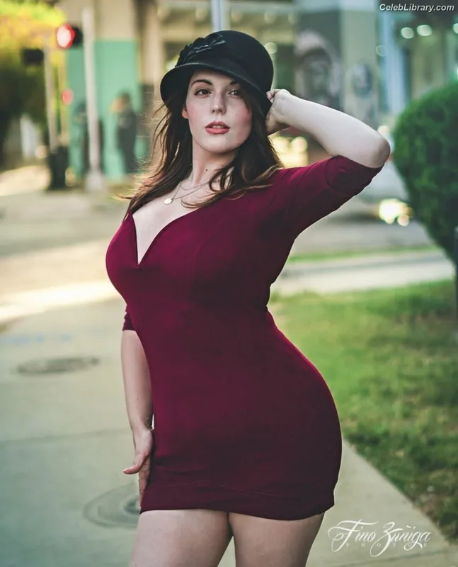 Amber Lee Connors photo 4 of 105