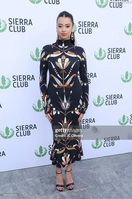 Amber Midthunder photo 2 of 551