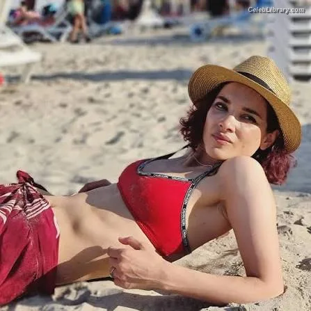 Amber Rose Revah photo 10 of 14