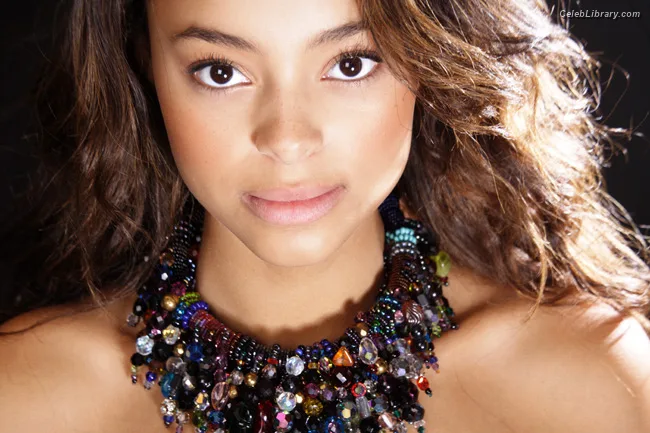 Amber Stevens West photo 2 of 64