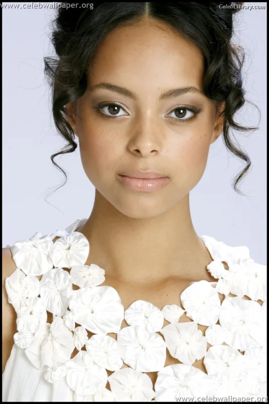 Amber Stevens West photo 4 of 64