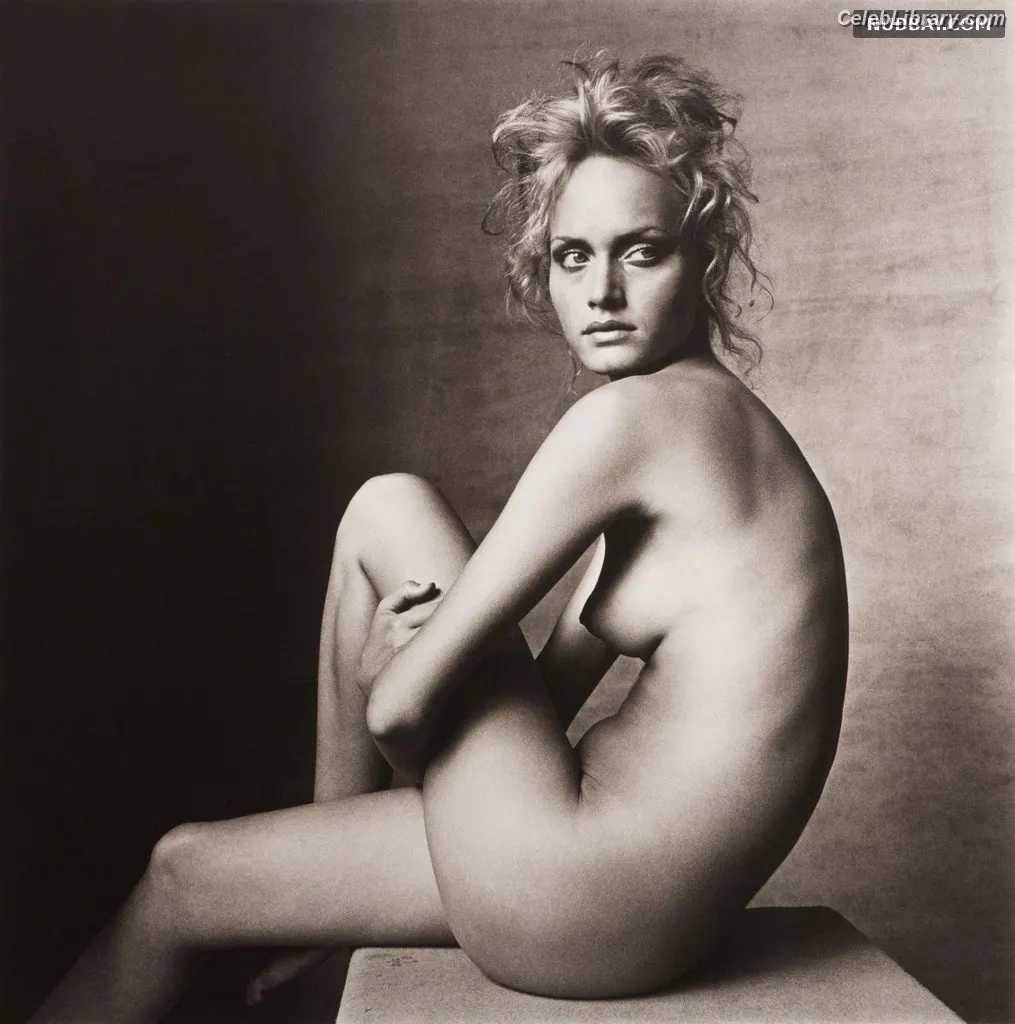 Amber Valletta photo 17 of 56