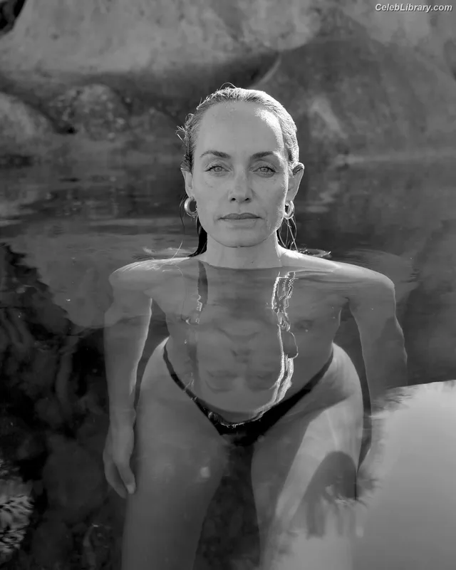 Amber Valletta photo 1 of 57