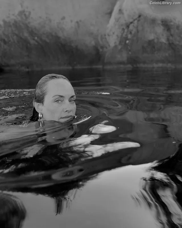 Amber Valletta photo 2 of 57