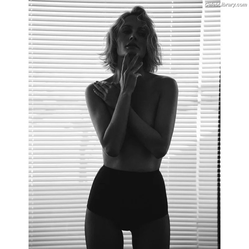 Amber Valletta photo 10 of 57
