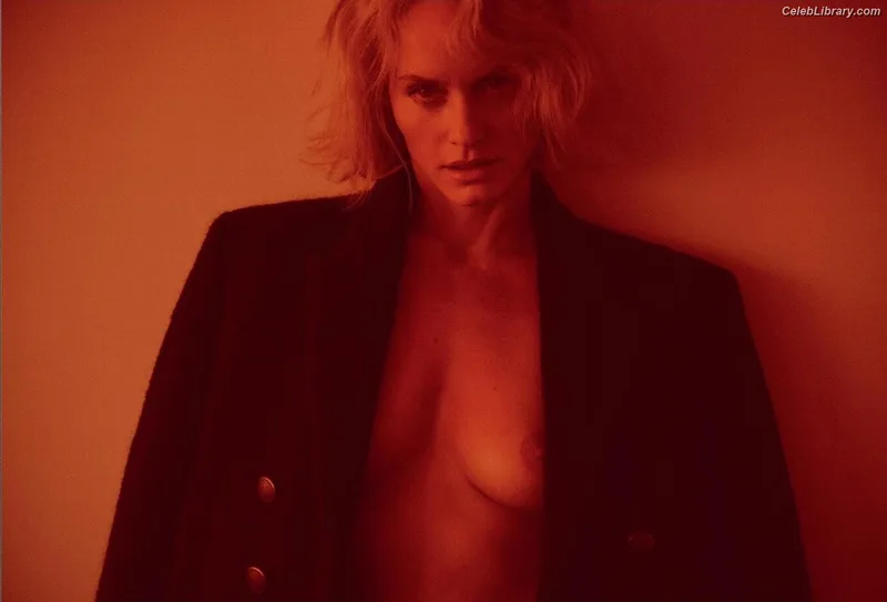 Amber Valletta photo 11 of 57