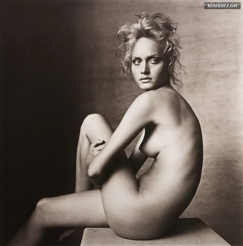 Amber Valletta photo 17 of 57