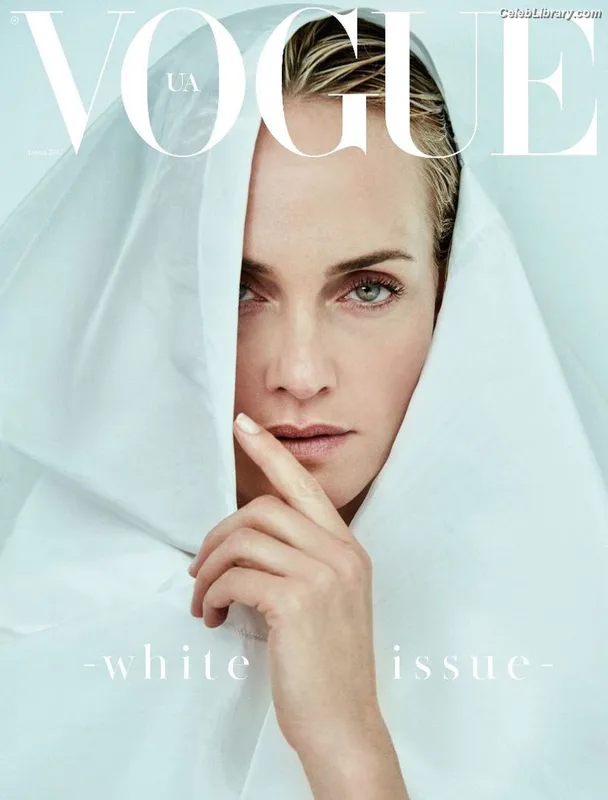 Amber Valletta photo 3 of 57