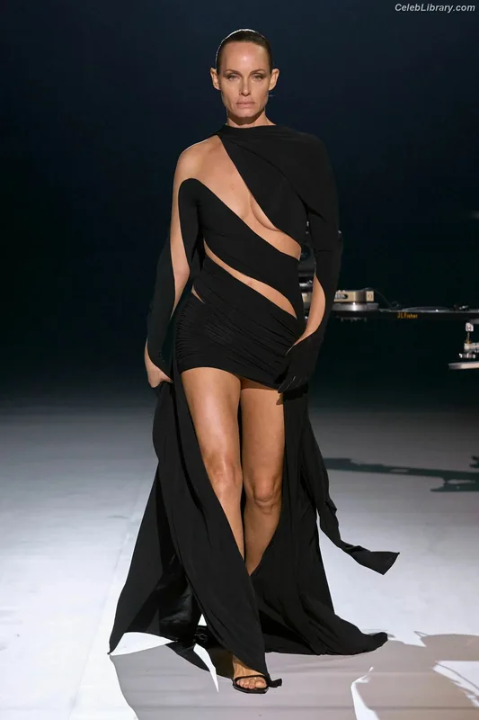 Amber Valletta photo 8 of 57