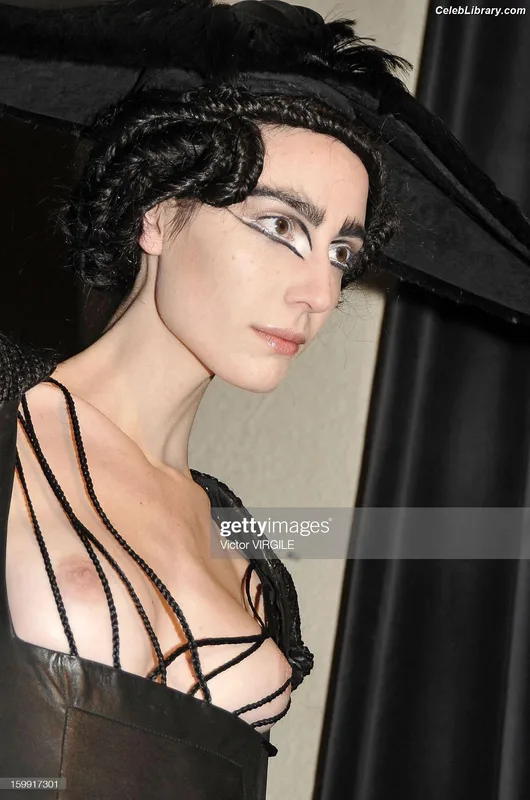 Amelie Lens photo 7 of 80
