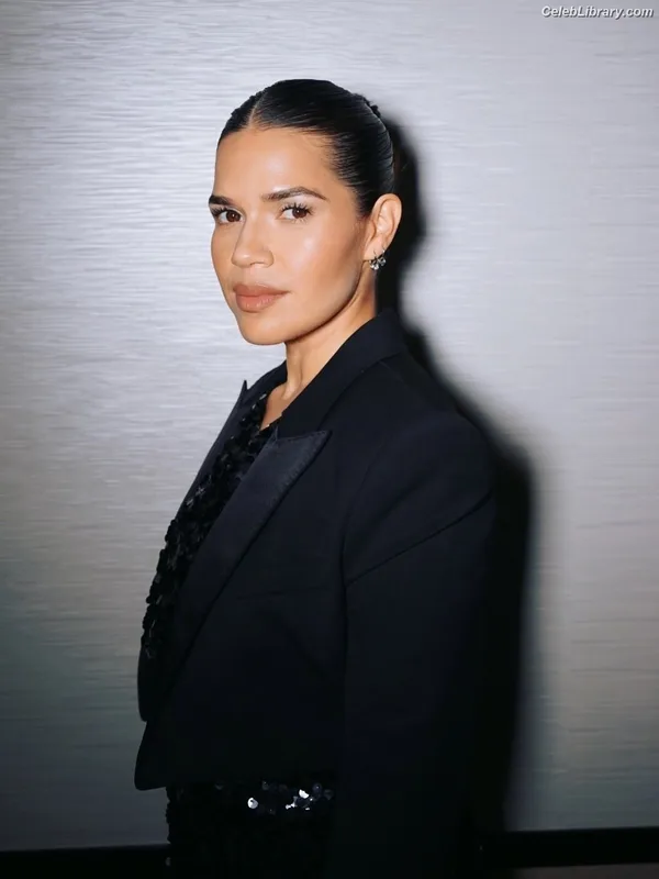 America Ferrera photo 9 of 16