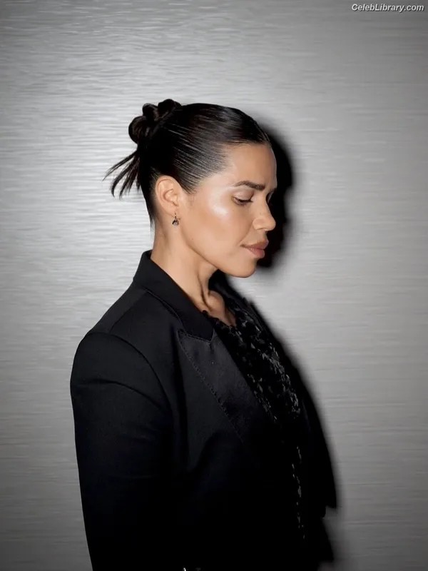 America Ferrera photo 10 of 16
