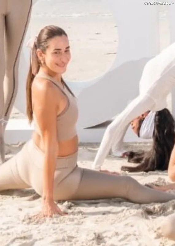 Amina Khalil photo 6 of 25