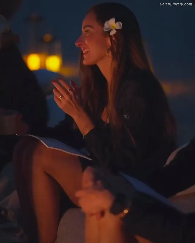 Amina Khalil photo 23 of 25