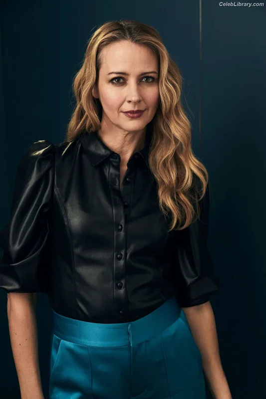 Amy Acker photo 5 of 37