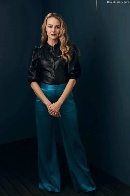 Amy Acker photo 7 of 37