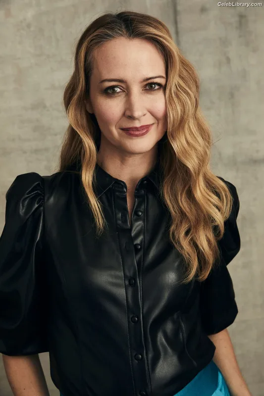 Amy Acker photo 13 of 37