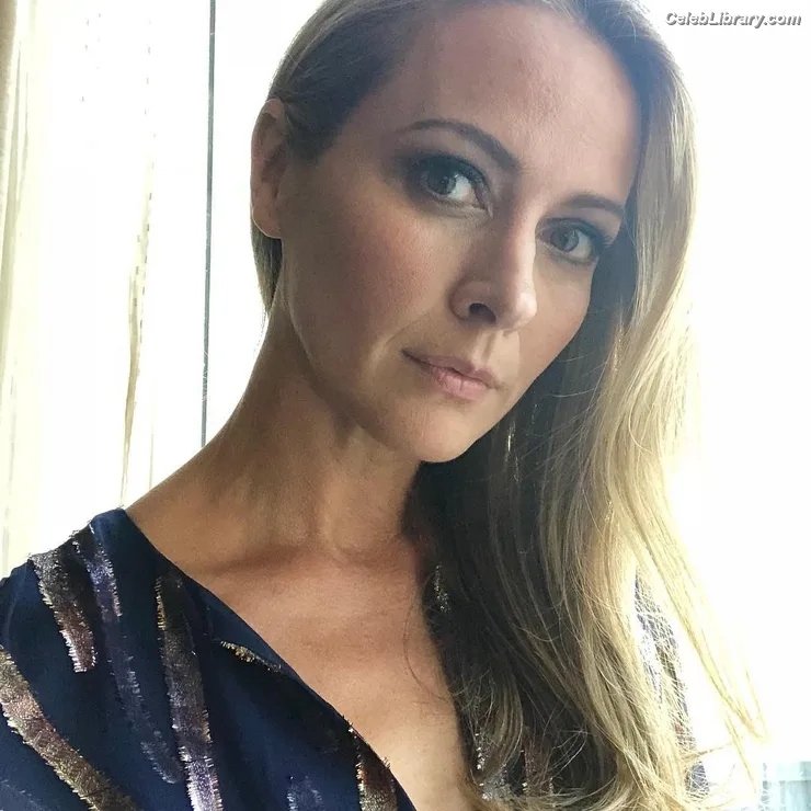 Amy Acker photo 8 of 37