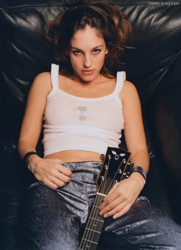 Amy Jo Johnson photo 3 of 87