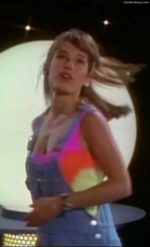 Amy Jo Johnson photo 1 of 87