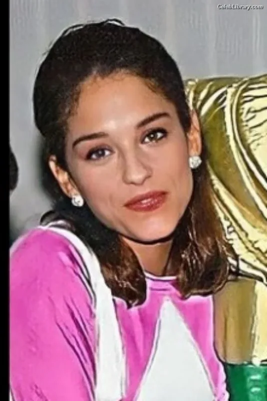 Amy Jo Johnson photo 2 of 87