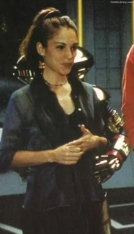 Amy Jo Johnson photo 4 of 87