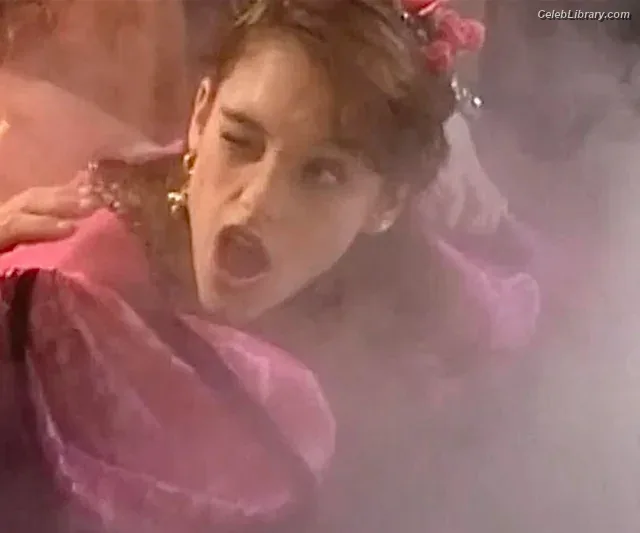 Amy Jo Johnson photo 16 of 87